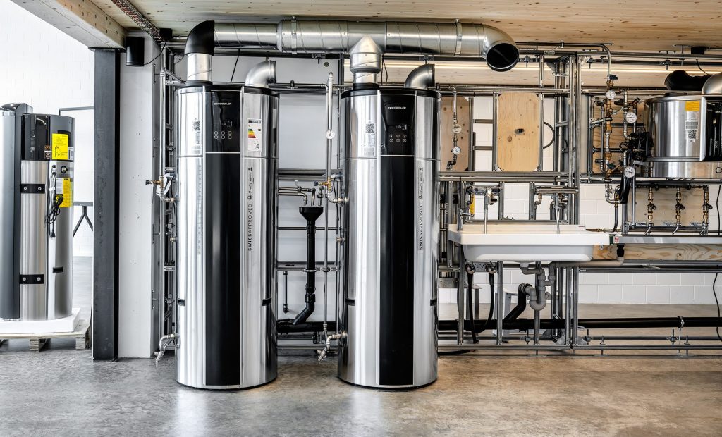 Mehrere Oekoboiler Wärmepumpenboiler als Anlage in einem Technikraum
