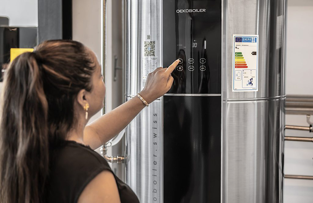 Bedienung des Displays eines Oekoboiler Wärmepumpenboilers, Energieetikette sichtbar