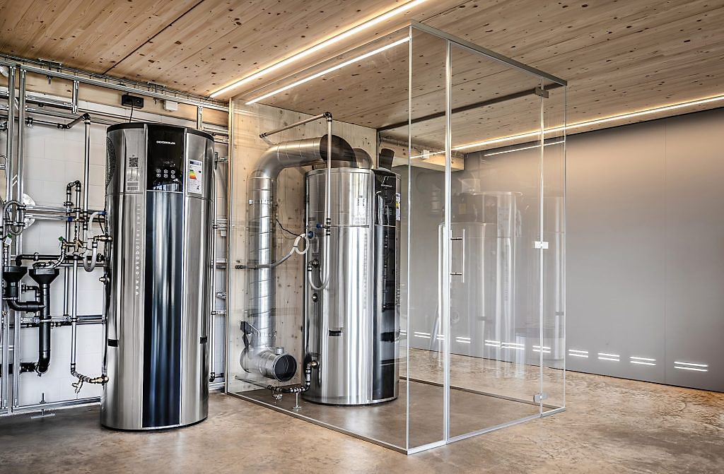 Oekoboiler Wärmepumpenboiler hinter einer Glaswand im Ausstellungsraum