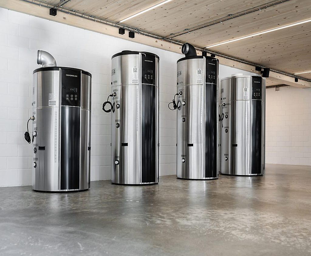 Vier Oekoboiler Wärmepumpenboiler nebeneinander an einer weissen Wand