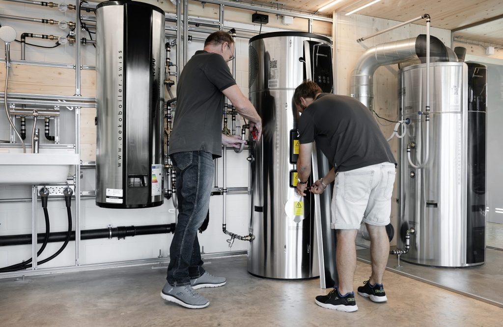 Zwei Fachpersonen montieren einen Oekoboiler Wärmepumpenboiler