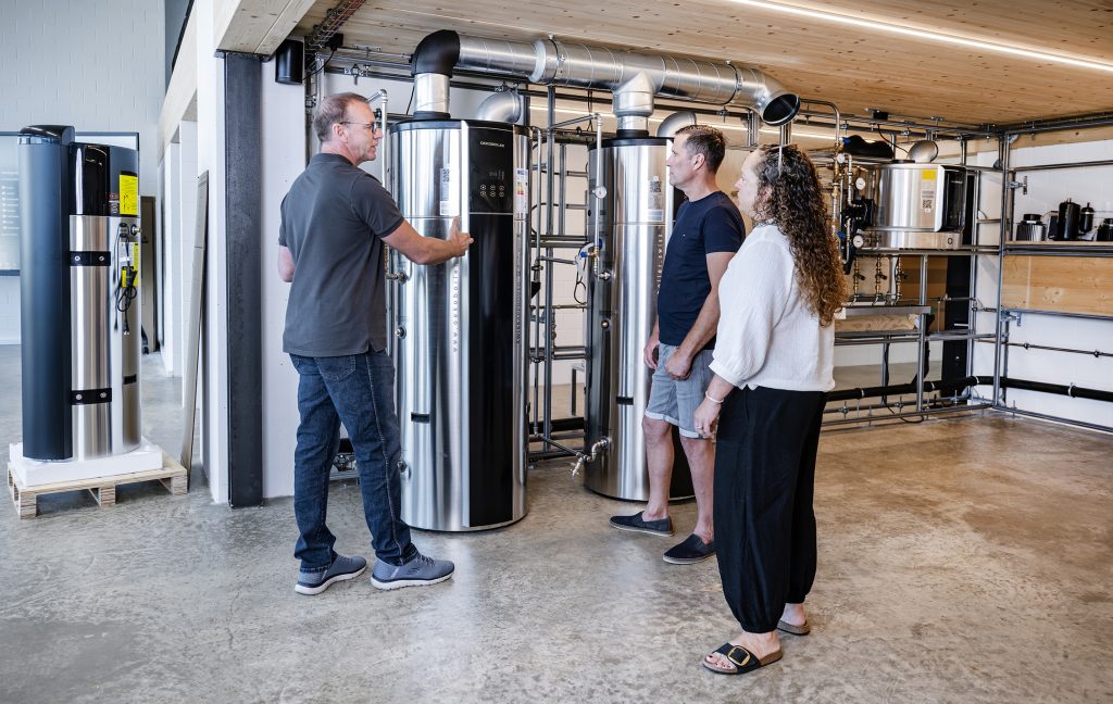 Beratungsgespräch an einem Oekoboiler Wärmepumpenboiler im Kompetenzzentrum
