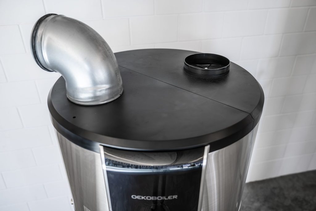 Luftführungsrohr am Kopf eines Oekoboiler Wärmepumpenboilers