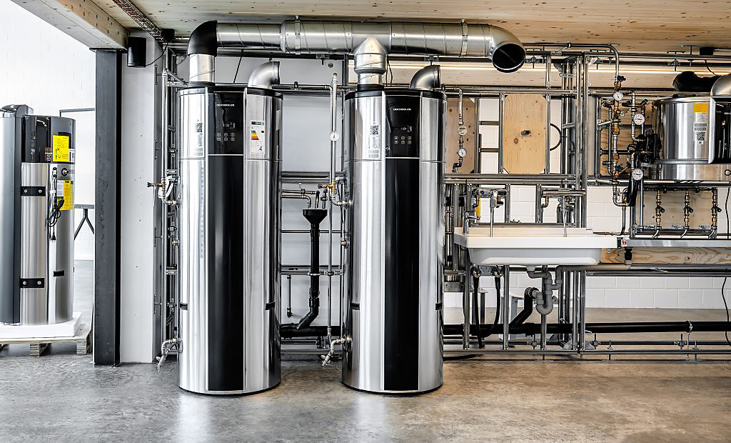Zwei Oekoboiler Wärmepumpenboiler mit vollständiger Verrohrung im Technikraum